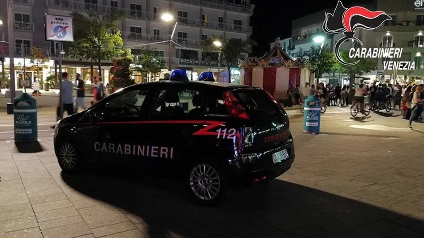 Controlli dei carabinieri in piazza Mazzini a Jesolo