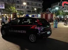 Controlli dei carabinieri in piazza Mazzini a Jesolo