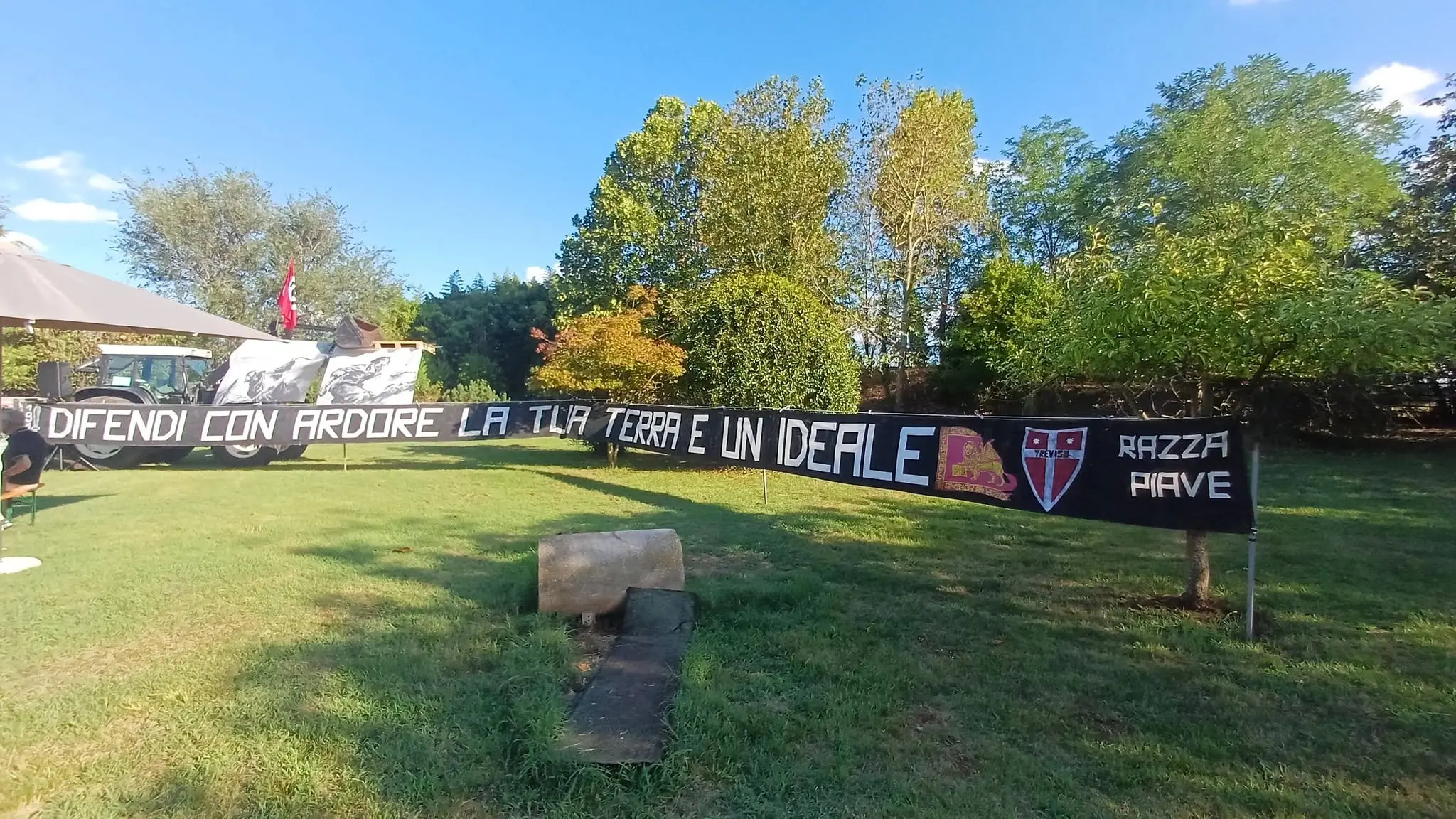 Lo striscione presente al festival