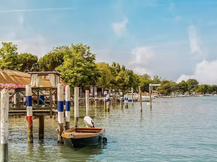 L'anziano ha accusato i tre giovani di averlo spinto in mare
