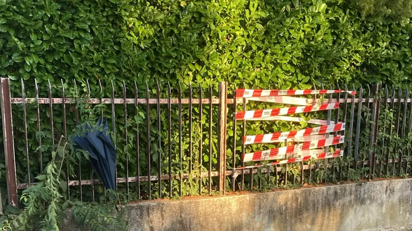 La recinzione in cui è rimasto infilzato il ragazzo di San Donà