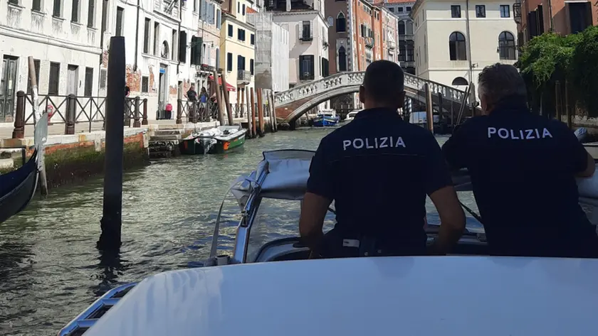 Due agenti di polizia a Venezia