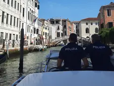 Due agenti di polizia a Venezia