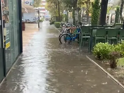 Le strade in centro a Bibione allagate