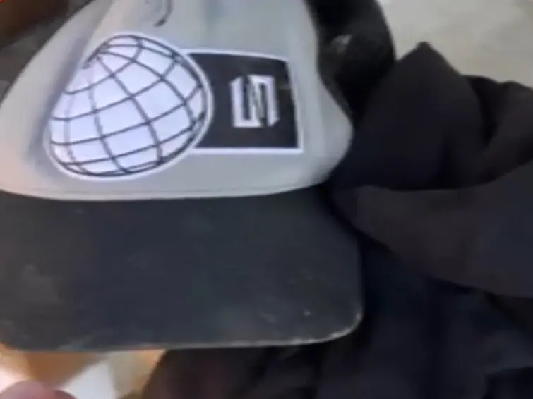Il cappellino rovinato dall'acido