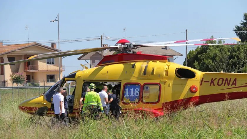 L'elisoccorso atterrato a Eraclea (foto Bortoluzzi)