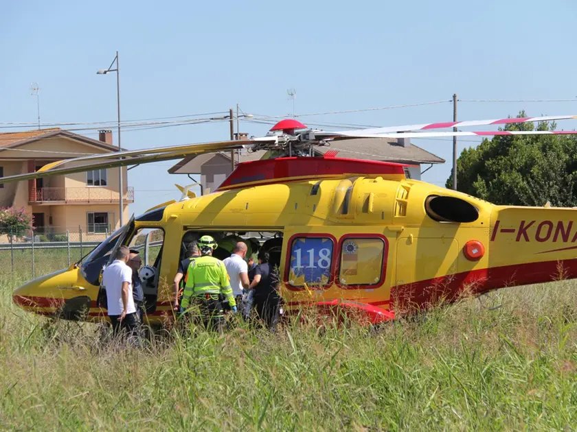 L'elisoccorso atterrato a Eraclea (foto Bortoluzzi)