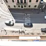 Nella parte bassa della foto si vede la tenda da sole che ha attutito la caduta della bimba