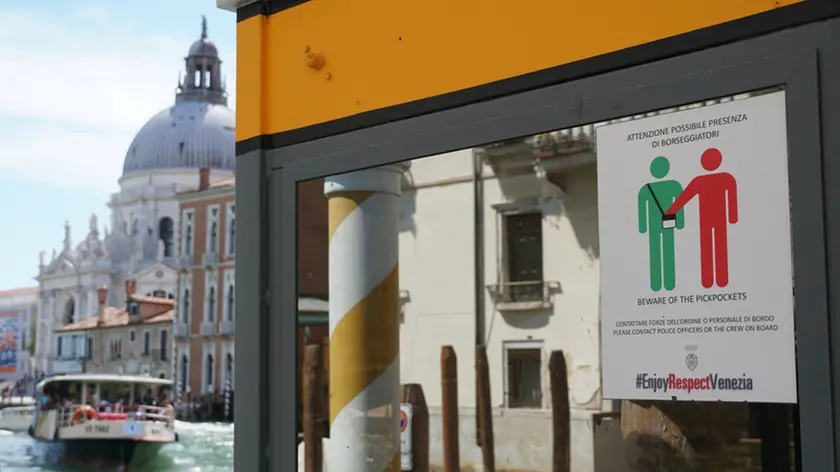 Gruppo di borseggiatori in piazzale Roma, cinque denunciati