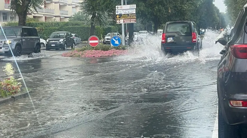 Le strade allagate in centro a San Michele