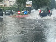 Le strade allagate in centro a San Michele