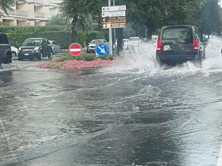 Le strade allagate in centro a San Michele