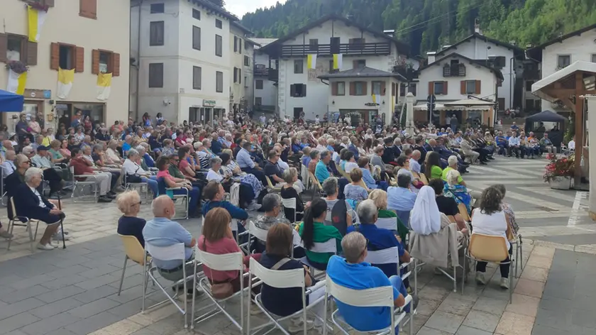 La piazza di Canale d’Agordo piena di gente per la celebrazione eucaristica per Albino Luciani