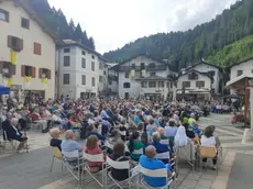La piazza di Canale d’Agordo piena di gente per la celebrazione eucaristica per Albino Luciani