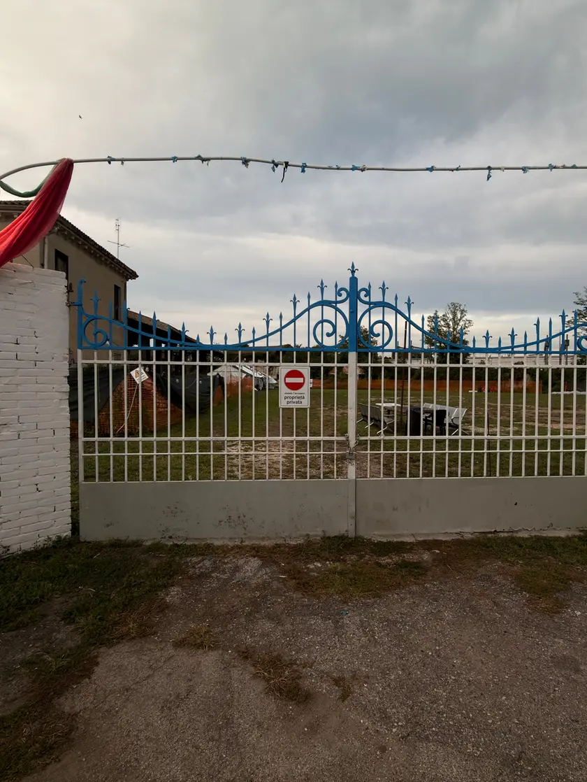 L’ingresso dell’ex segheria Rossi comprata dai bengalese con l’obiettivo di fare la moschea (foto Pòrcile)
