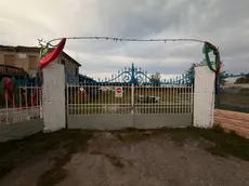 L’ingresso dell’ex segheria Rossi comprata dai bengalese con l’obiettivo di fare la moschea (foto Pòrcile)