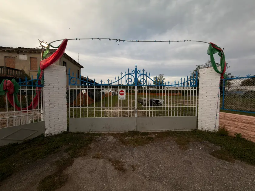 L’ingresso dell’ex segheria Rossi comprata dai bengalese con l’obiettivo di fare la moschea (foto Pòrcile)