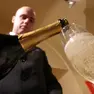 L'uomo ha rubato una preziosa bottiglia di champagne