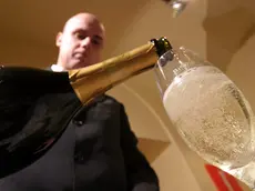 L'uomo ha rubato una preziosa bottiglia di champagne