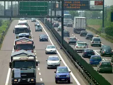 Camion in coda in tangenziale a Mestre durante una manifestazione