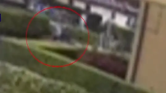 Un fotogramma del video che riprende l’aggressione