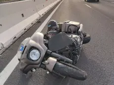La moto del settantacinquenne di Trieste finita contro il guardrail sull'A4 a Portogruaro