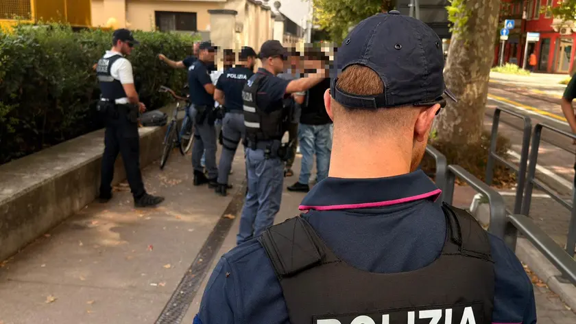 I controlli in via Cappuccina (foto Pòrcile)