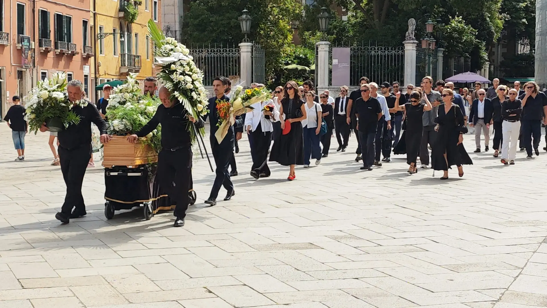 La processione con il feretro