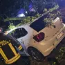 I vigili del fuoco liberano un'auto su cui si è abbattuto un albero a Malcontenta
