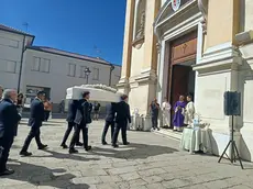L'arrivo del feretro nella chiesa a Camponogara