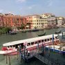Il vaporetto rosa utilizzato a Venezia per gli screening al seno