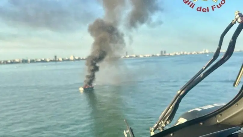 Lo yacht a fuoco visto da un mezzo dei vigili del fuoco