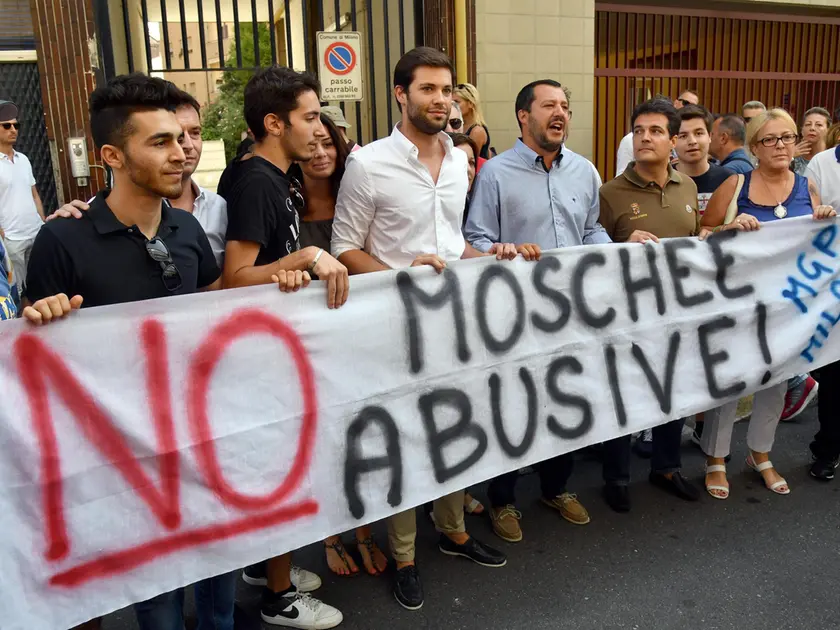 Una manifestazione contro una moschea con il vicepremier Salvini