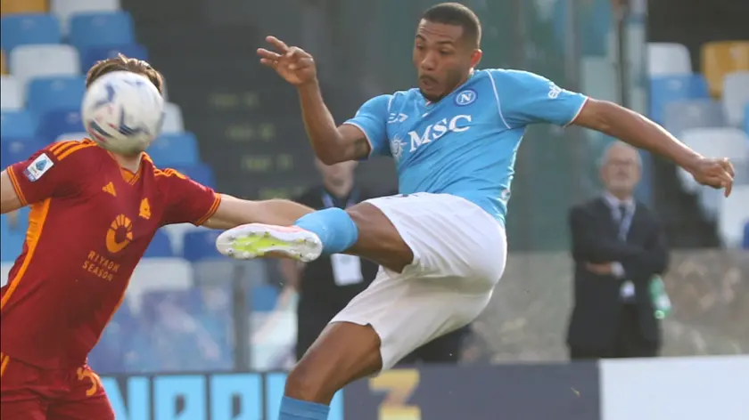 Juan Jesus in azione contro la Roma