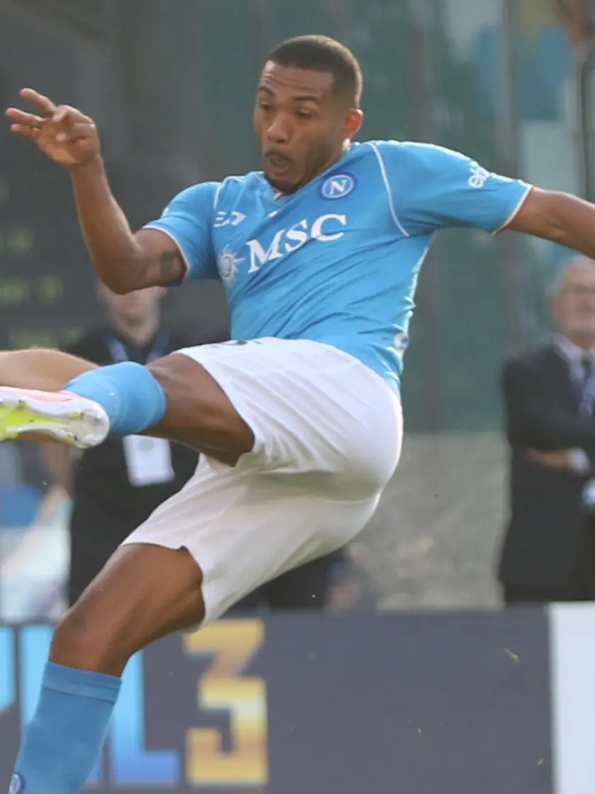 Juan Jesus in azione contro la Roma