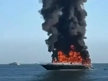 Lo yacht a fuoco