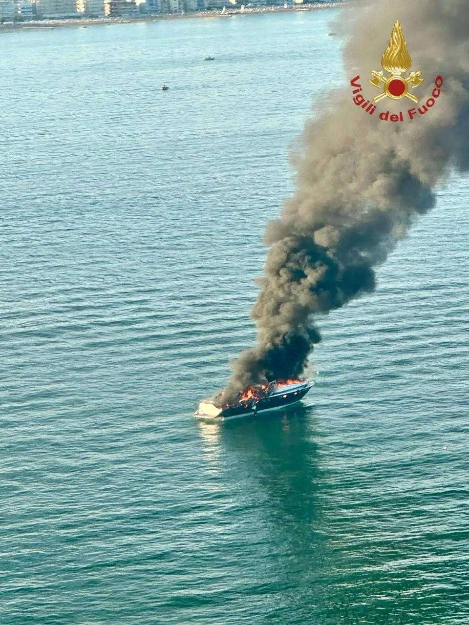 Lo yacht in fiamme