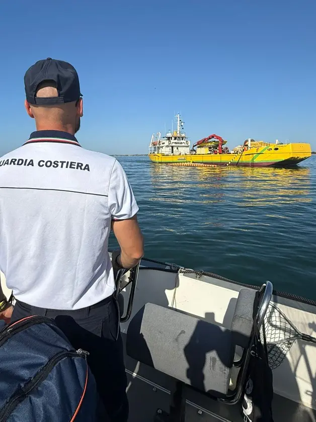 L'intervento di bonifica della Guardia Costiera