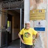 Gaetano Scardicchio, 67anni, al suo ultimo giorno di lavoro da bidello (Interpress)