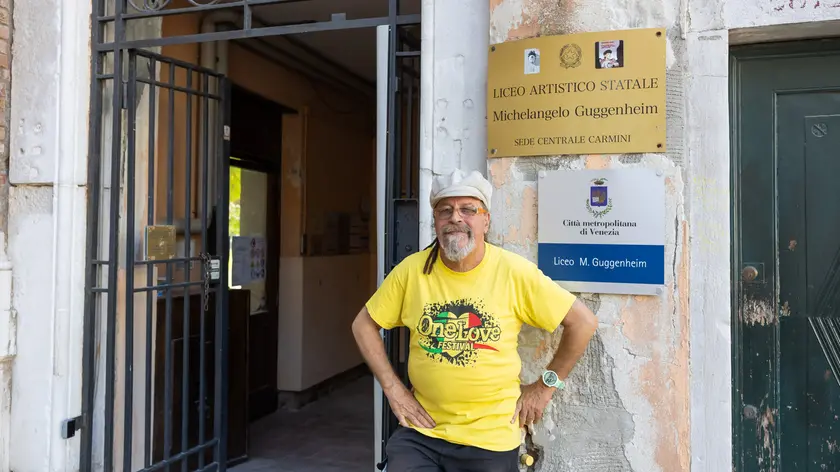 Gaetano Scardicchio, 67anni, al suo ultimo giorno di lavoro da bidello (Interpress)