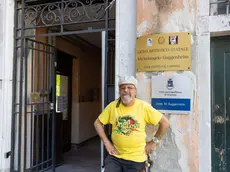 Gaetano Scardicchio, 67anni, al suo ultimo giorno di lavoro da bidello (Interpress)