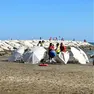 Una persona morta in spiaggia, i soccorritori attendono il carro funebre