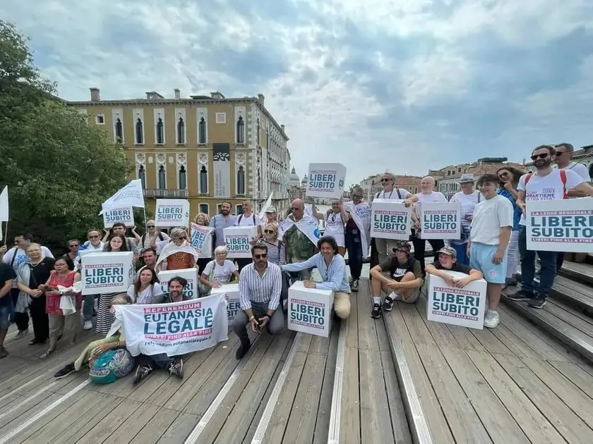 I volontari dell’associazione Coscioni sul ponte dell’Accademia a Venezia per una manifestazione