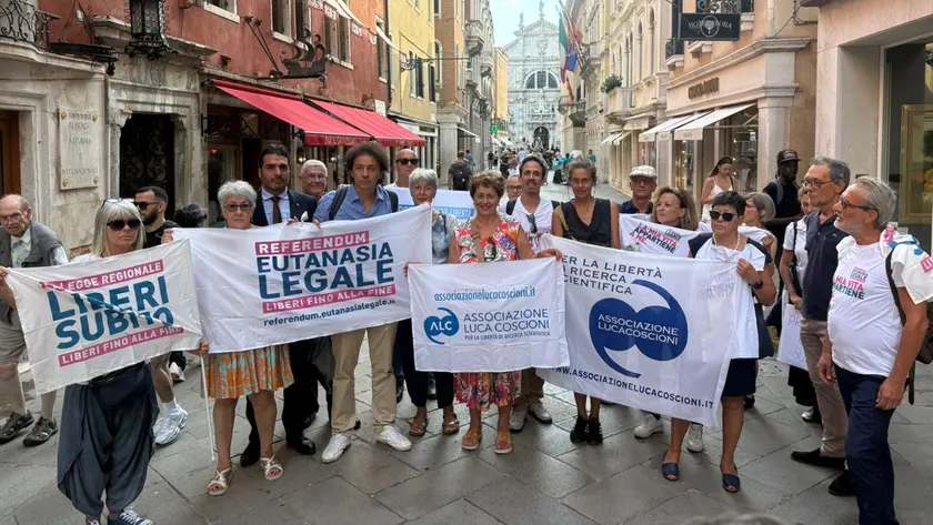 Gli attivisti dell'associazione Luca Coscioni con Marco Cappato a Venezia