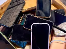L'invito degli sposi e alcuni smartphone lasciati fuori dalla festa di nozze