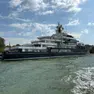 Lo yacht Multiverse (120 metri) attraccato in Riva Sette Martiri