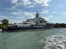Lo yacht Multiverse (120 metri) attraccato in Riva Sette Martiri