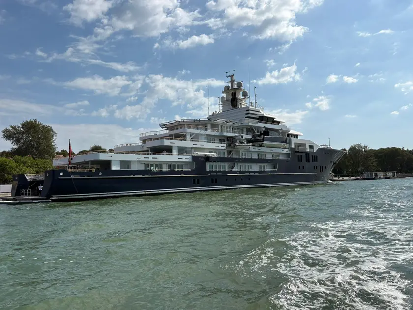 Lo yacht Multiverse (120 metri) attraccato in Riva Sette Martiri