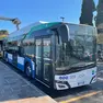 Un autobus elettrico mentre si trova sotto carica
