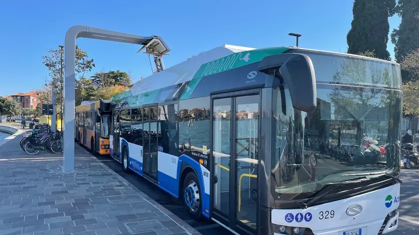 Un autobus elettrico mentre si trova sotto carica
